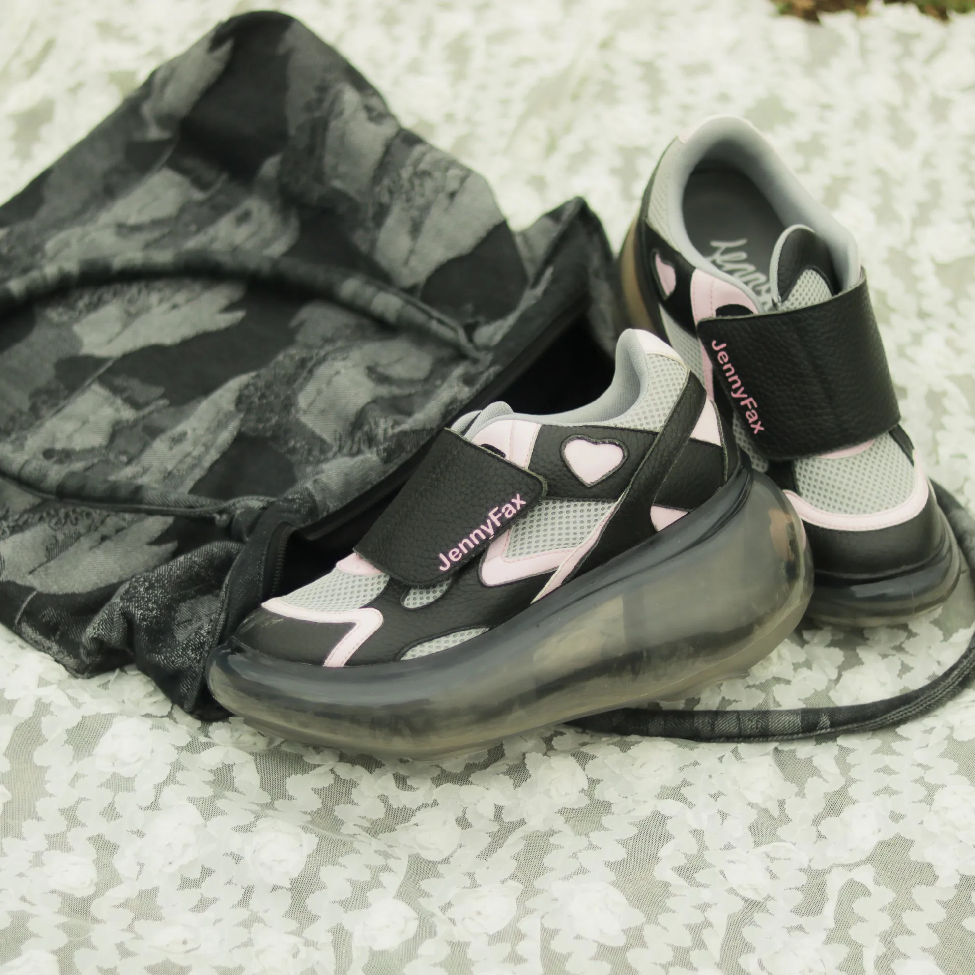Bambi Moon / Black pink